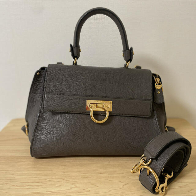 極美品✨ Salvatore Ferragamo ハンドバッグ ソフィア 黒