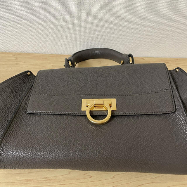 Salvatore Ferragamo(サルヴァトーレフェラガモ)のフェラガモ　ソフィア　ミディアム レディースのバッグ(ショルダーバッグ)の商品写真