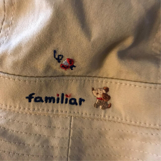 familiar(ファミリア)のfamiliar ベージュ色　帽子　赤チェック柄　55㎝ キッズ/ベビー/マタニティのこども用ファッション小物(帽子)の商品写真