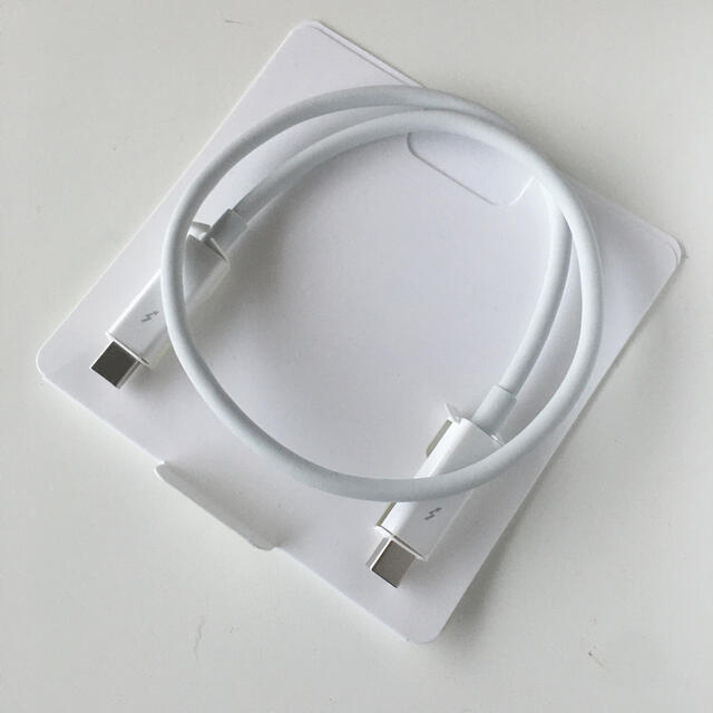 Apple(アップル)のapple thunderbolt cable 0.5m スマホ/家電/カメラのPC/タブレット(PC周辺機器)の商品写真