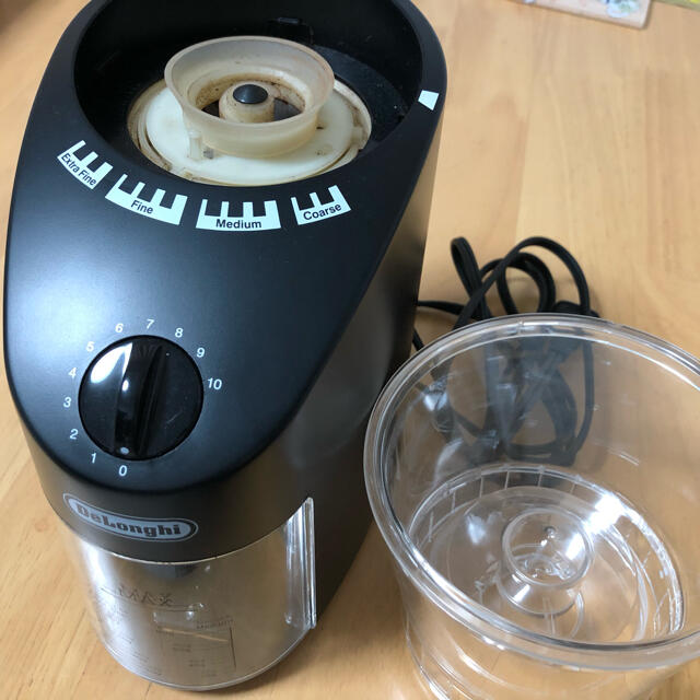 DeLonghi(デロンギ)のDeLonghi デロンギ KG364J コーン式コーヒーグラインダー スマホ/家電/カメラの調理家電(電動式コーヒーミル)の商品写真