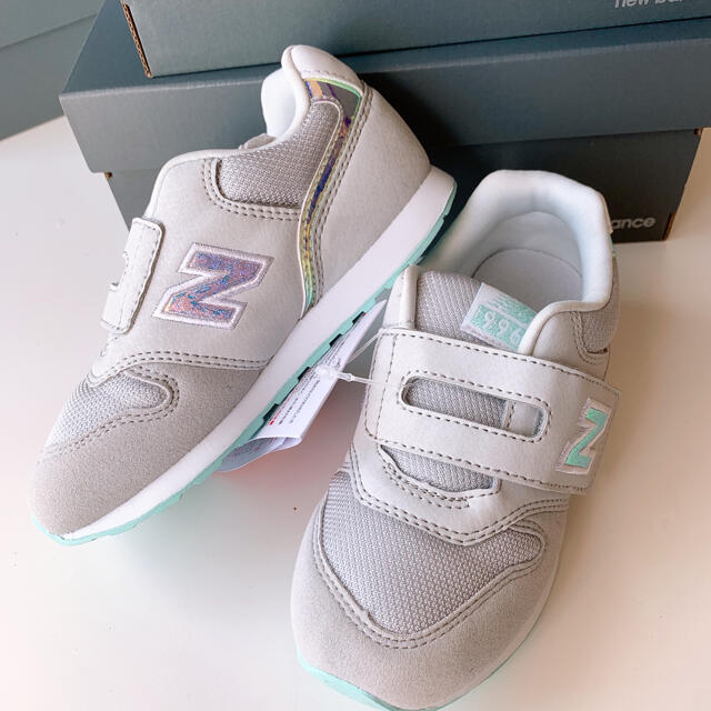 New Balance(ニューバランス)の15.0 ホログラムグレー 専用 キッズ/ベビー/マタニティのキッズ靴/シューズ(15cm~)(スニーカー)の商品写真