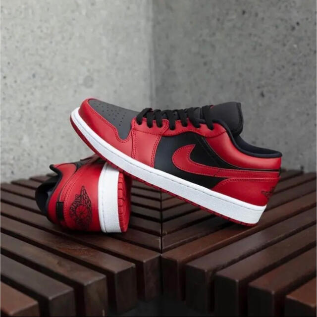 NIKE(ナイキ)のNIKE AIR JORDAN 1 LOW VARSITY RED【29cm】 メンズの靴/シューズ(スニーカー)の商品写真