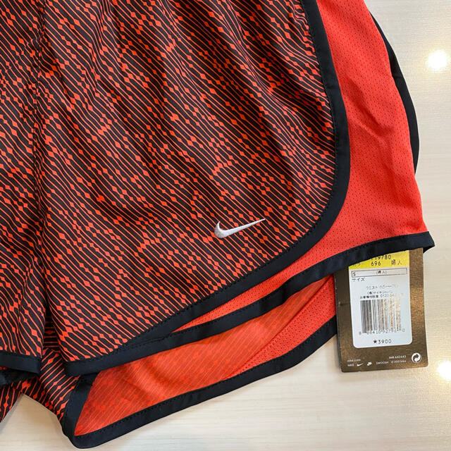 NIKE(ナイキ)の《タグ付き》ナイキ ショートパンツ インナー付き レッド レディースのパンツ(ショートパンツ)の商品写真