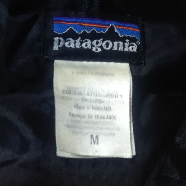 patagonia(パタゴニア)の最終値下げ!04年製 パタゴニア ダスパーカ Mサイズ ブラック ダウン 中綿  メンズのジャケット/アウター(ダウンジャケット)の商品写真