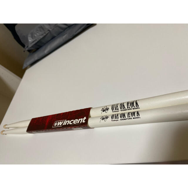 ONE OK ROCK(ワンオクロック)の【新品】ONEOKROCK tomoya  ドラムスティック 楽器のドラム(スティック)の商品写真