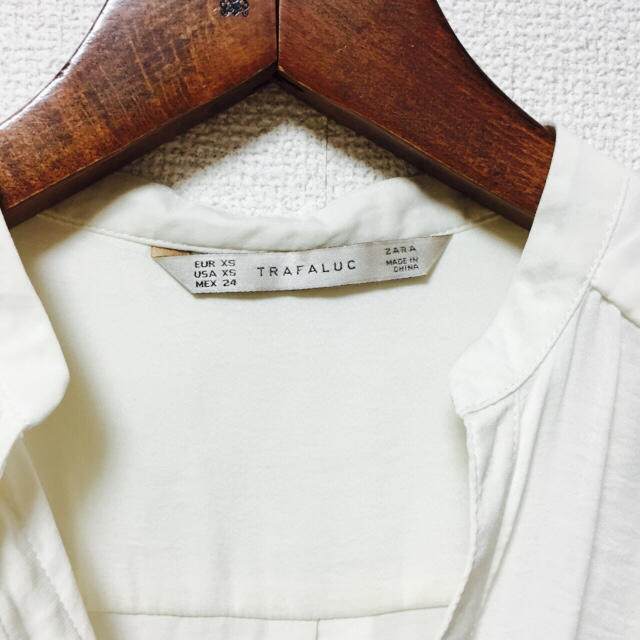 ZARA(ザラ)のサテン ブラウス 白 ザラZARA レディースのトップス(シャツ/ブラウス(半袖/袖なし))の商品写真