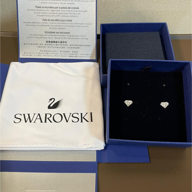 SWAROVSKI(スワロフスキー)のスワロフスキー　ノベルティ　ピアス　ダイヤ型　アクセサリークリーナー付き レディースのアクセサリー(ピアス)の商品写真