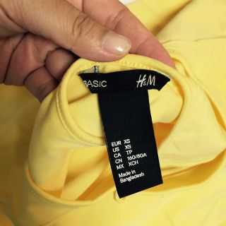 エイチアンドエム(H&M)の黄色キャミソール(キャミソール)