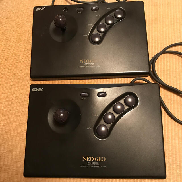 NEOGEO(ネオジオ)のネオジオ本体、ROMソフト２本 エンタメ/ホビーのゲームソフト/ゲーム機本体(家庭用ゲーム機本体)の商品写真