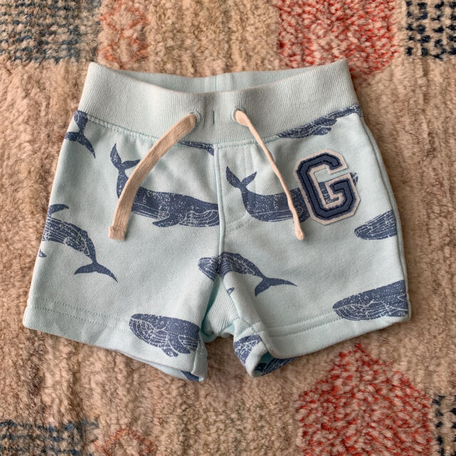 babyGAP(ベビーギャップ)の【美品】ベビーギャップ★くじら柄ショートパンツ　70 6-12m キッズ/ベビー/マタニティのベビー服(~85cm)(パンツ)の商品写真