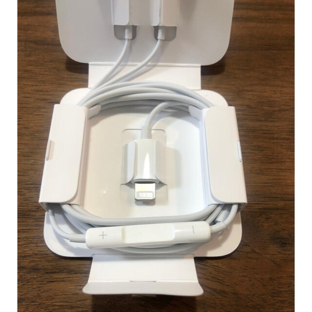 Apple(アップル)のiPhone純正イヤホン スマホ/家電/カメラのオーディオ機器(ヘッドフォン/イヤフォン)の商品写真