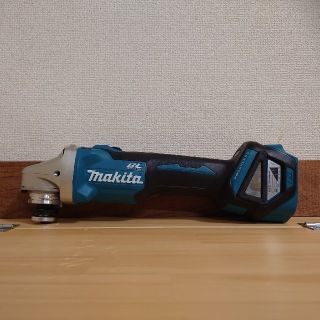 マキタ(Makita)のマキタ18V　新品　100mm充電式ディスクグラインダー　無線連動　GA412D(工具/メンテナンス)