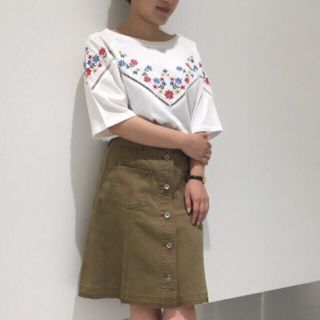 ダブルクローゼット(w closet)の値下げ‼️刺繍入りプルオーバー(Tシャツ(半袖/袖なし))