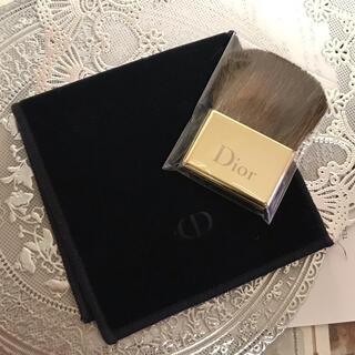 ディオール(Dior)の♡【Dior】チークブラシ 【新品未使用】ベロアポーチ付き♡(チーク/フェイスブラシ)