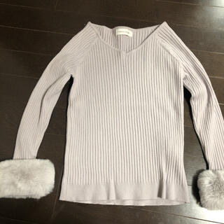 クチュールブローチ(Couture Brooch)の袖ファー付きリブニット グレー(ニット/セーター)