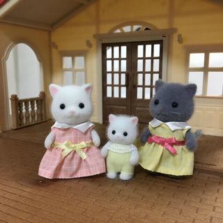 エポック(EPOCH)の新品☆シルバニア ペルシャネコの女の子 & ペルシャネコの赤ちゃん 3匹セット(ぬいぐるみ/人形)