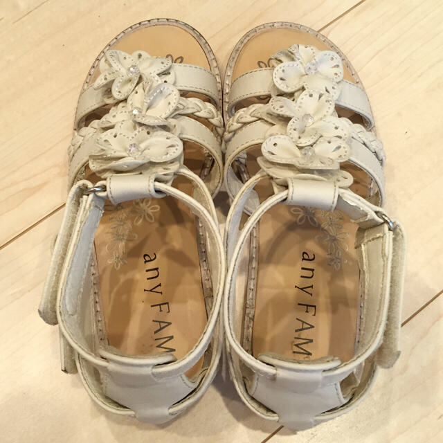 anyFAM(エニィファム)のanyFAMフラワーサンダル♡19㎝ キッズ/ベビー/マタニティのキッズ靴/シューズ(15cm~)(サンダル)の商品写真