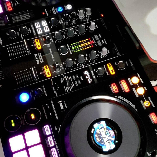 Pioneer(パイオニア)のPioneer DDJ-800 + GATOR GU-EVA-2816-4バッグ 楽器のDJ機器(DJコントローラー)の商品写真