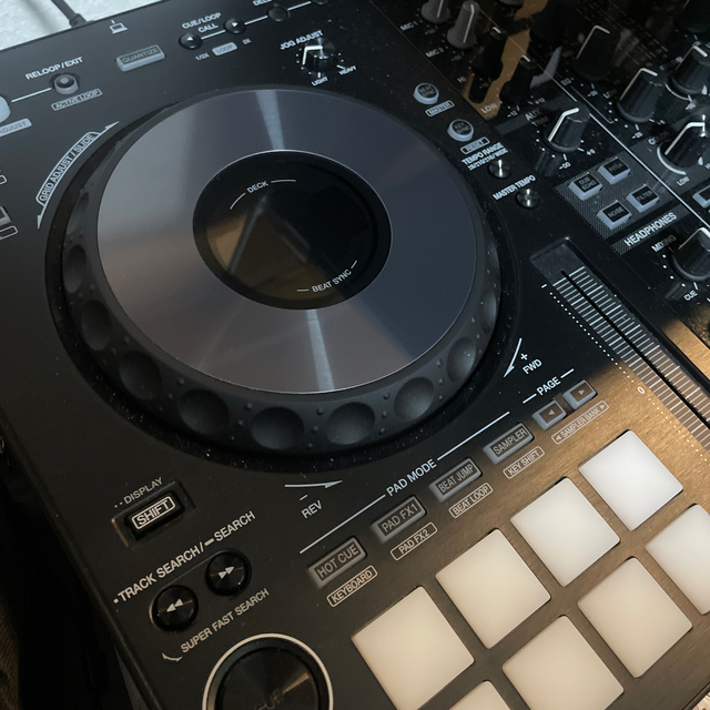 Pioneer(パイオニア)のPioneer DDJ-800 + GATOR GU-EVA-2816-4バッグ 楽器のDJ機器(DJコントローラー)の商品写真