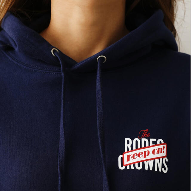 RODEO CROWNS WIDE BOWL(ロデオクラウンズワイドボウル)の即完売　バックデカロゴロデオクラウンズ パーカー レディースのトップス(パーカー)の商品写真