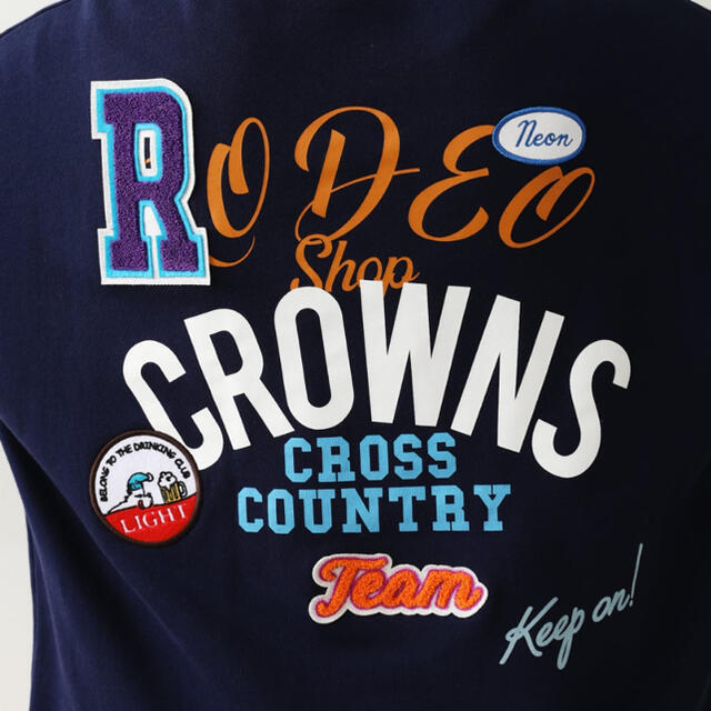 RODEO CROWNS WIDE BOWL(ロデオクラウンズワイドボウル)の即完売　バックデカロゴロデオクラウンズ パーカー レディースのトップス(パーカー)の商品写真