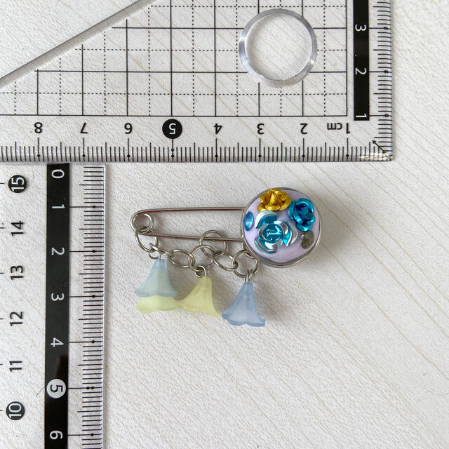 057  ハンドメイド　ピンブローチ５個セット　クリスタルクレイ ハンドメイドのアクセサリー(コサージュ/ブローチ)の商品写真