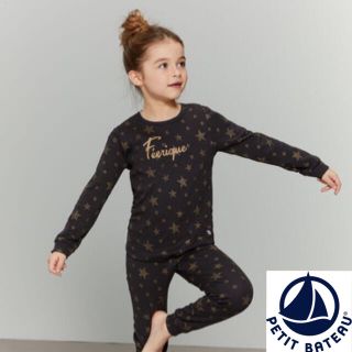 プチバトー(PETIT BATEAU)の【新品】プチバトー 2ans 星プリント長袖パジャマ(パジャマ)