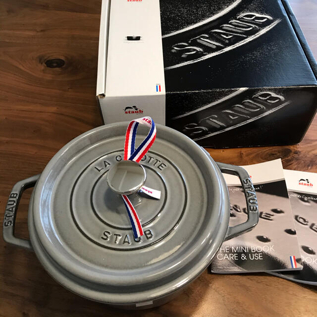 STAUB(ストウブ)の専用made inフランス　ストウブ20センチ　ラウンド  ココット インテリア/住まい/日用品のキッチン/食器(鍋/フライパン)の商品写真