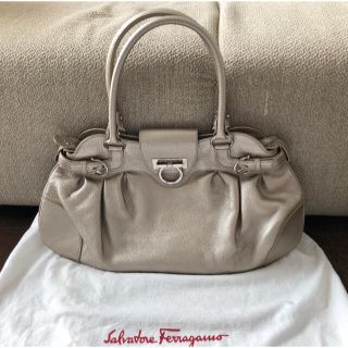 サルヴァトーレフェラガモ(Salvatore Ferragamo)のサルヴァトーレ　フェラガモ　ハンドバッグ　シャンパンゴールド(ハンドバッグ)