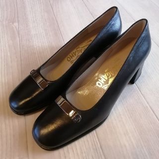 サルヴァトーレフェラガモ(Salvatore Ferragamo)の未使用 フェラガモ パンプス ブラック 5B 22cm(ハイヒール/パンプス)