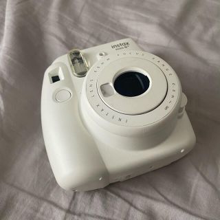 フジフイルム(富士フイルム)のFUJI FILM INSTAX MINI 8+ vanilla チェキ　本体(フィルムカメラ)