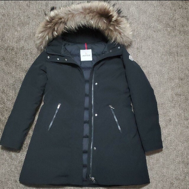 MONCLER(モンクレール)の稀少　MONCLER　ファー付きダウンコート　ブラック　14A 美品 レディースのジャケット/アウター(ダウンコート)の商品写真