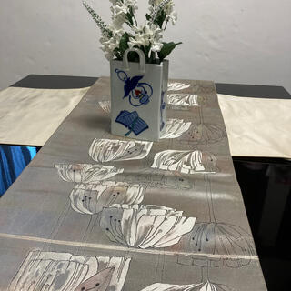 テーブルランナー　豪華で希少花模様正絹袋帯リメイク(テーブル用品)