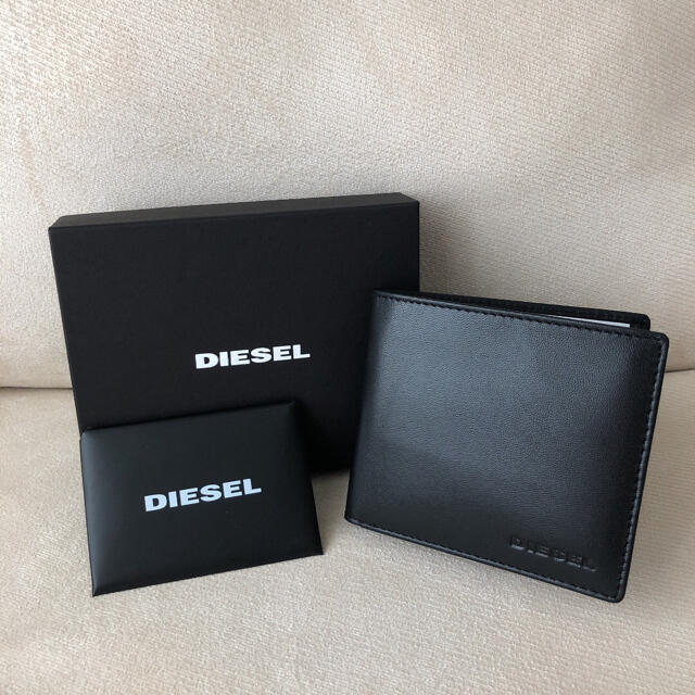 DIESEL(ディーゼル)の箱付き新品★DIESEL 2020年秋冬新作 二つ折り財布 ブラック メンズのファッション小物(折り財布)の商品写真