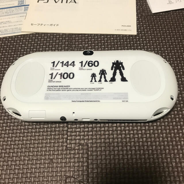 PlayStation Vita(プレイステーションヴィータ)のPSVITA 本体  ガンダムモデル  ガンダムソフト付き エンタメ/ホビーのゲームソフト/ゲーム機本体(家庭用ゲーム機本体)の商品写真