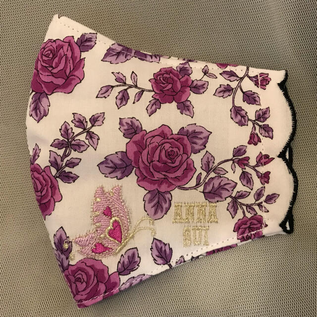 ANNA SUI ⌘ 蝶の刺繍のマスクカバー　リボンとバタフライチャーム付き⌘ ハンドメイドのファッション小物(その他)の商品写真