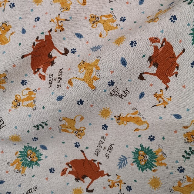 Disney(ディズニー)のライオンキング　生地　リネン　生成り　カス残し　綿麻キャンバス　110×50 ハンドメイドの素材/材料(生地/糸)の商品写真