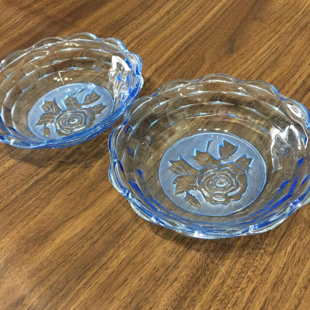 古いガラスの皿　青硝子　花　ガラス食器