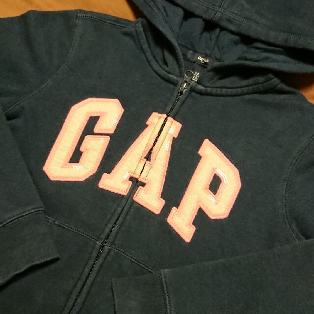 GAP Kids(ギャップキッズ)のGAP ギャップカラフル かわいい スウェット パーカーピンク ラメ 130 キッズ/ベビー/マタニティのキッズ服女の子用(90cm~)(ジャケット/上着)の商品写真