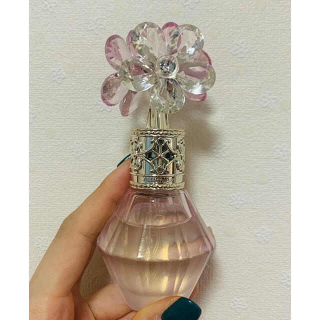 JILLSTUART(ジルスチュアート)のジルスチュアート　クリスタルブルームビーラブドチャーム　30ml コスメ/美容の香水(香水(女性用))の商品写真