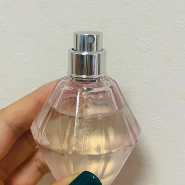 JILLSTUART(ジルスチュアート)のジルスチュアート　クリスタルブルームビーラブドチャーム　30ml コスメ/美容の香水(香水(女性用))の商品写真