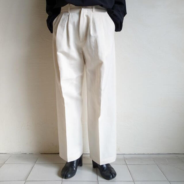 COMOLI(コモリ)のstein WIDE STRAIGHT TROUSERS・-minus メンズのパンツ(スラックス)の商品写真