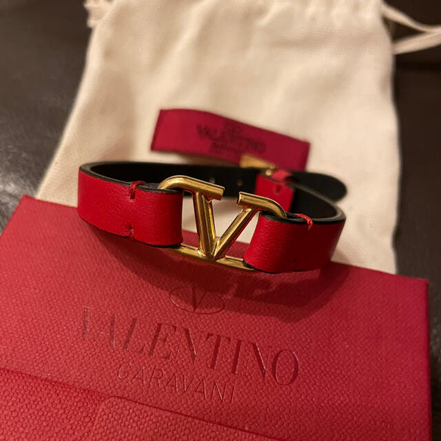 valentino garavani(ヴァレンティノガラヴァーニ)のVALENTINO(ヴァレンティノ) Vロゴ ブレスレット レッド レディースのアクセサリー(ブレスレット/バングル)の商品写真