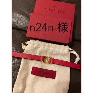 ヴァレンティノガラヴァーニ(valentino garavani)のVALENTINO(ヴァレンティノ) Vロゴ ブレスレット レッド(ブレスレット/バングル)