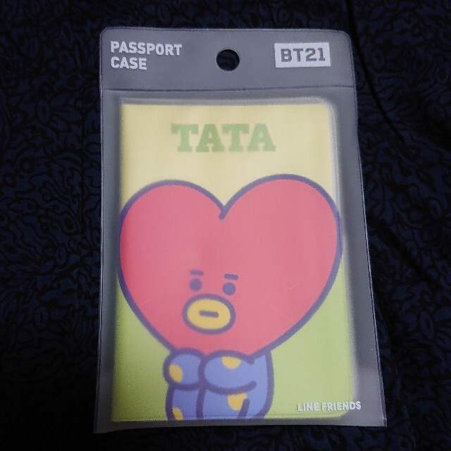 防弾少年団(BTS)(ボウダンショウネンダン)のBT21  TATA  パスポート・ケース エンタメ/ホビーのCD(K-POP/アジア)の商品写真