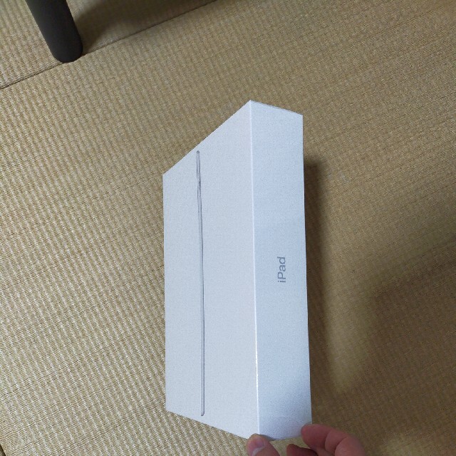 人気【未開封】第８世代 iPad 32GB シルバー　 本体 10.2インチ