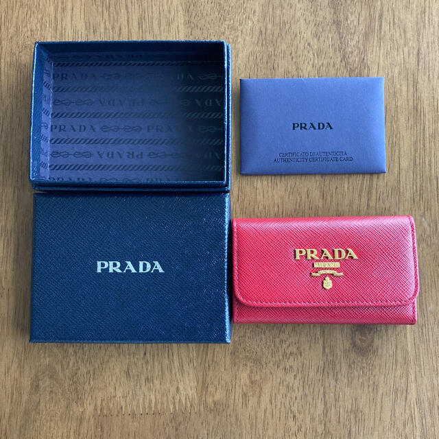 PRADA(プラダ)の【pomuさん専用】【新品未使用】プラダ　キーケース　赤 レディースのファッション小物(キーケース)の商品写真