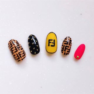 FENDI ネイルチップ　ジェルネイル　ベージュ　イエロー　ピンク　スタッズ