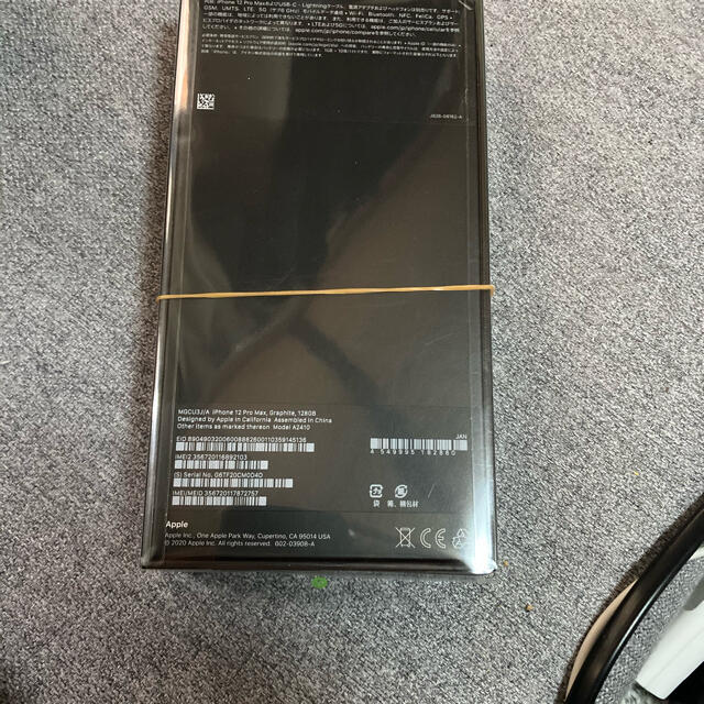 iPhone(アイフォーン)のiphone12 pro max  128   グラファイト　キャリアau スマホ/家電/カメラのスマートフォン/携帯電話(スマートフォン本体)の商品写真